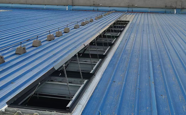 某城市大型商业综合体中庭永安坝街道排烟窗工程